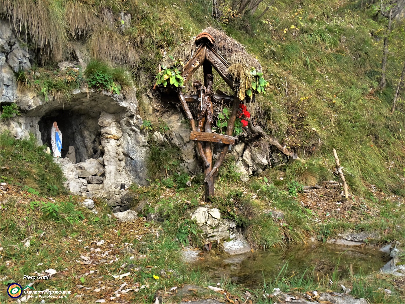 25 Crocifisso e Madonnina al Fosso dei cavalli con sorgente d'acqua.JPG